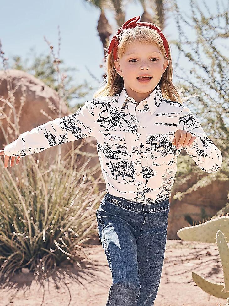 camisa con broches estilo western de wrangler x lainey wilson country toile para niña estampado paisajístico