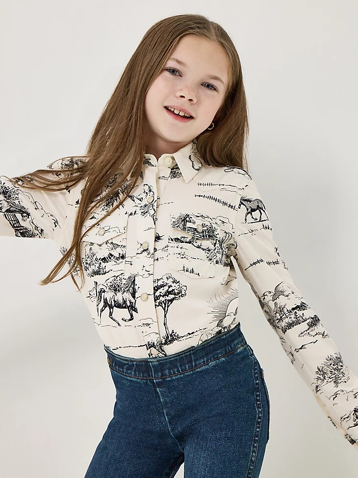 camisa con broches estilo western de wrangler x lainey wilson country toile para niña estampado paisajístico