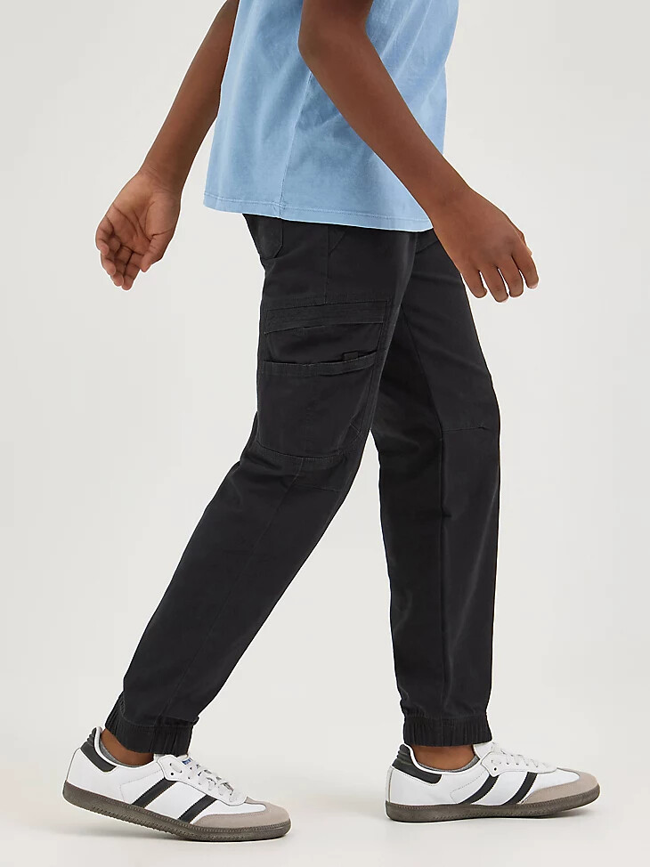 pantalón cargo wrangler free to stretch para niño 8-16 color negro george