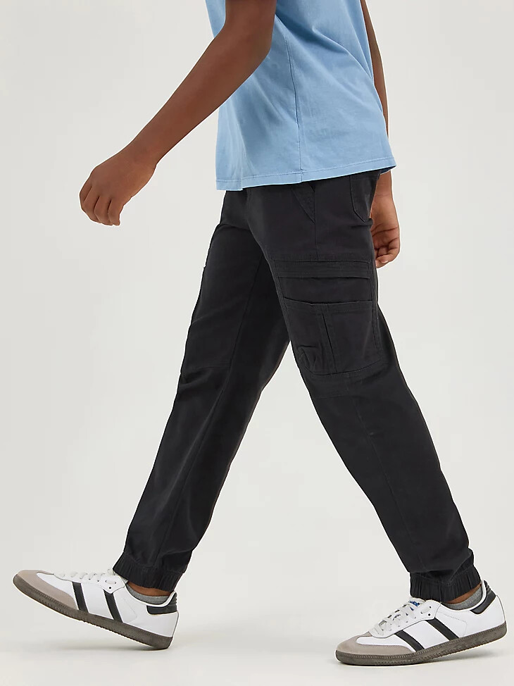 pantalón cargo wrangler free to stretch para niño 8-16 color negro george