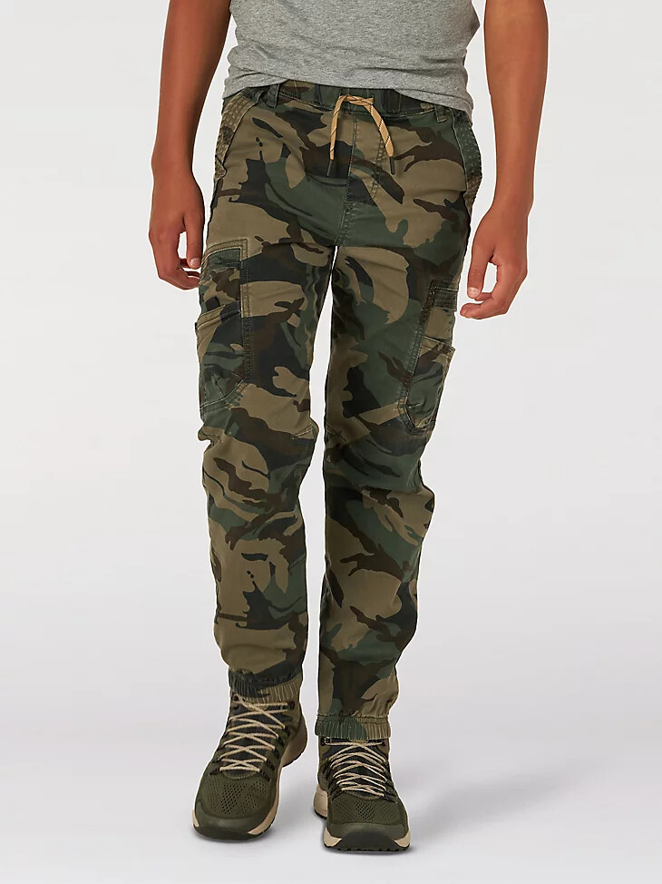 pantalón cargo wrangler free to stretch gamer para niño husky camuflaje verde bosque