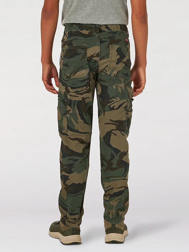 pantalón cargo wrangler free to stretch gamer para niño husky camuflaje verde bosque
