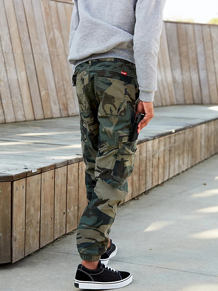 pantalón cargo wrangler free to stretch gamer para niño husky camuflaje verde bosque