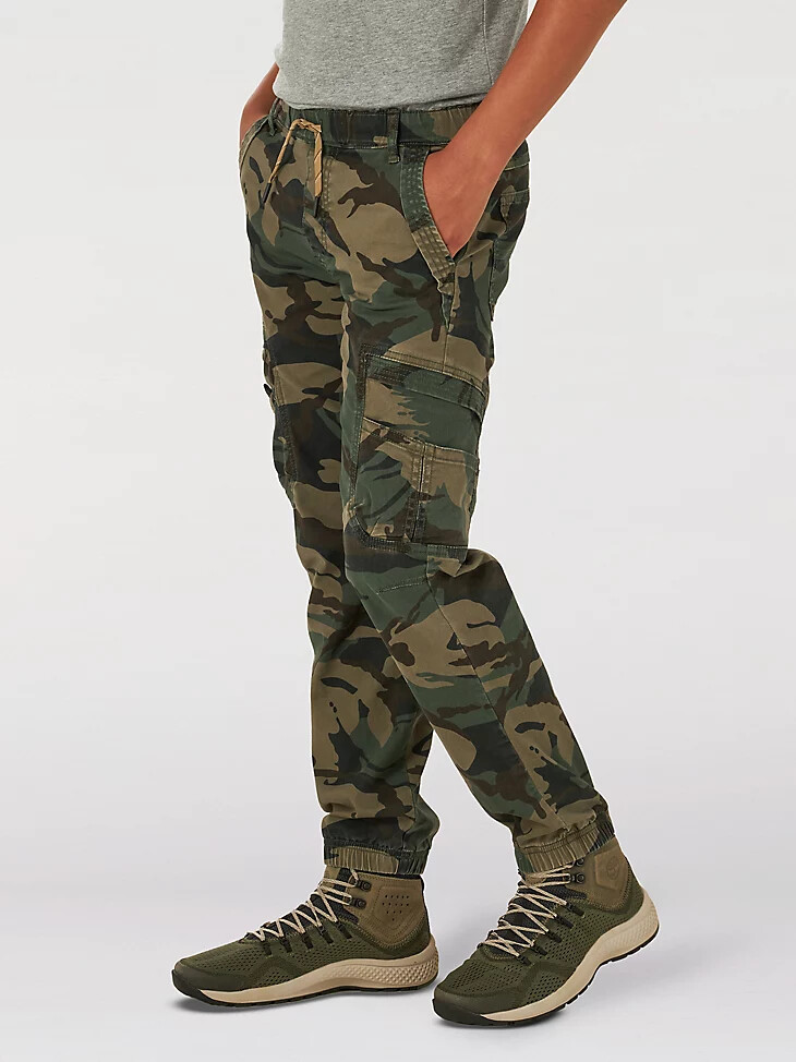 pantalón cargo wrangler free to stretch gamer para niño husky camuflaje verde bosque