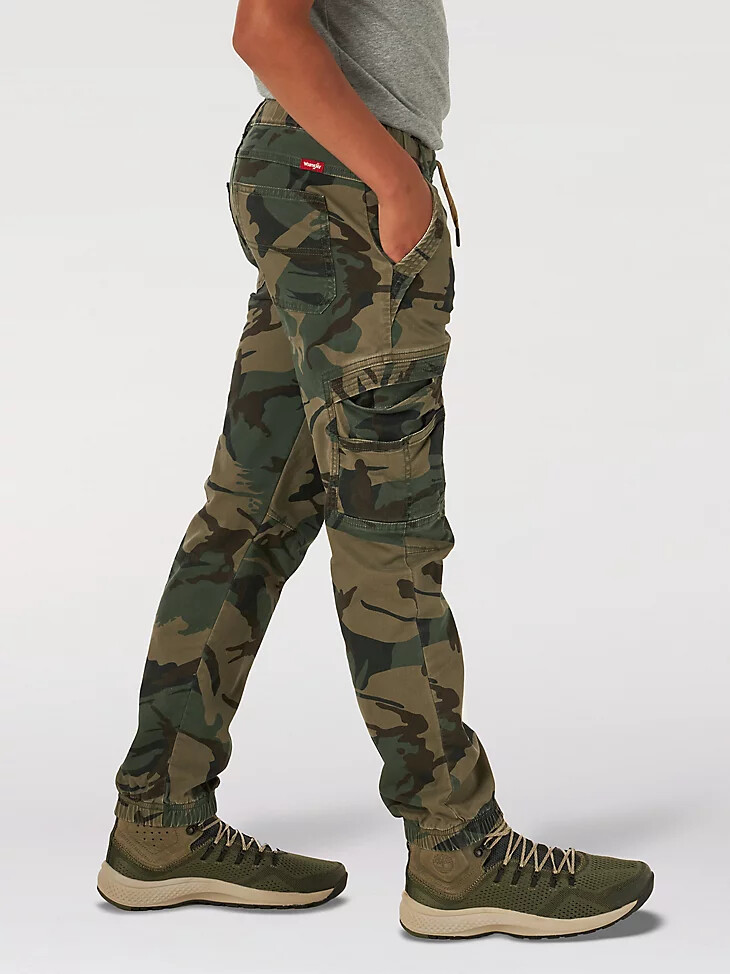 pantalón cargo wrangler free to stretch gamer para niño husky camuflaje verde bosque