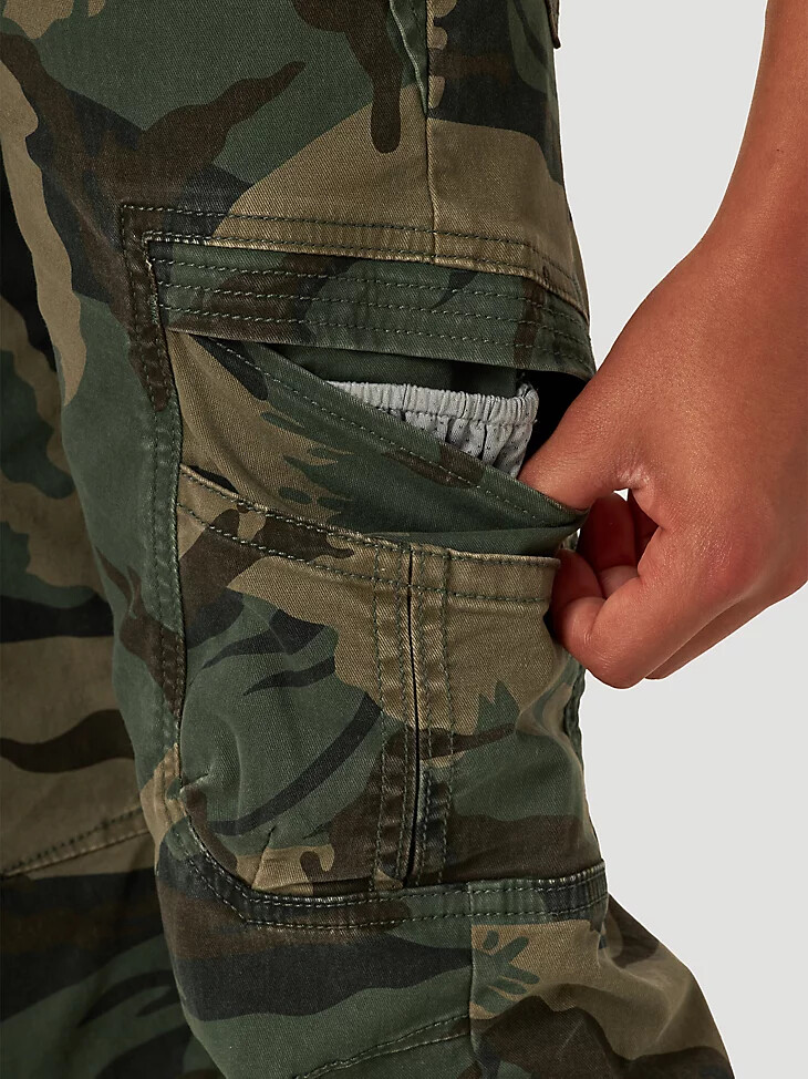 pantalón cargo wrangler free to stretch gamer para niño husky camuflaje verde bosque