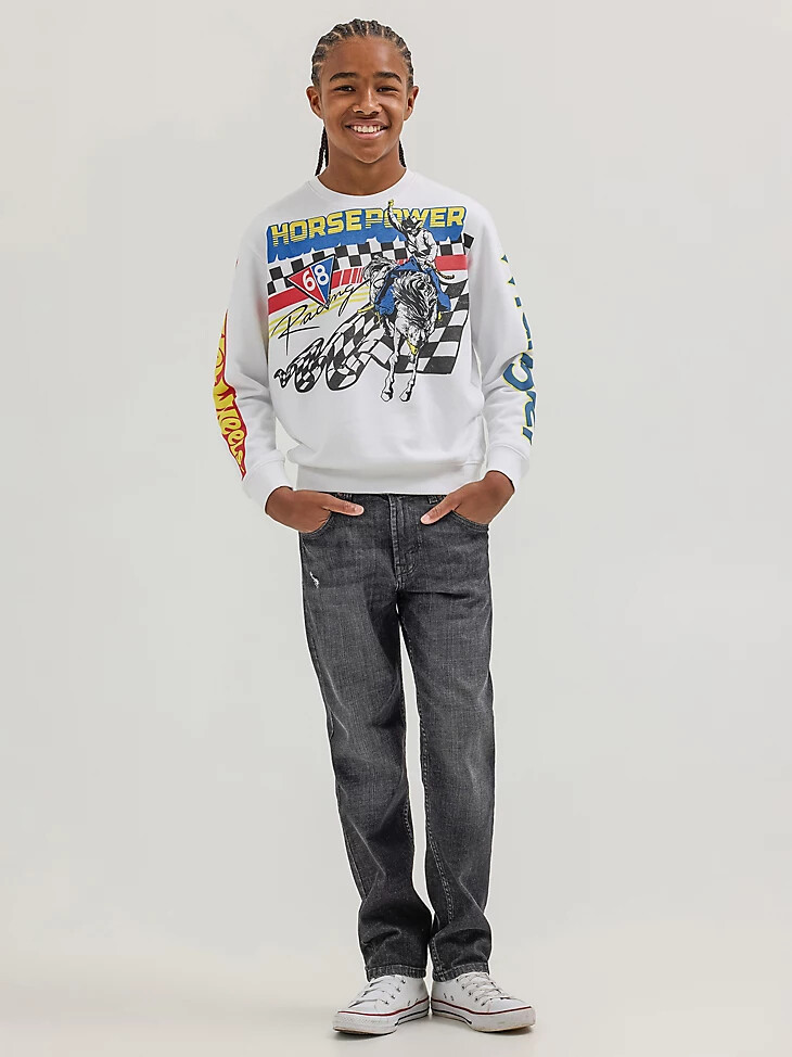 suéter de cuello redondo rodeo para niño wrangler x hot wheels en blanco brillante