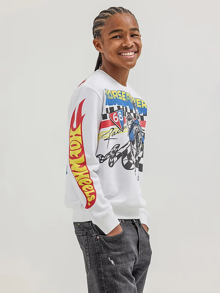 suéter de cuello redondo rodeo para niño wrangler x hot wheels en blanco brillante