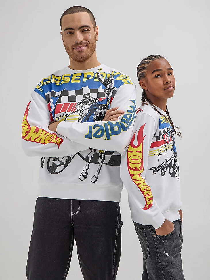 suéter de cuello redondo rodeo para niño wrangler x hot wheels en blanco brillante