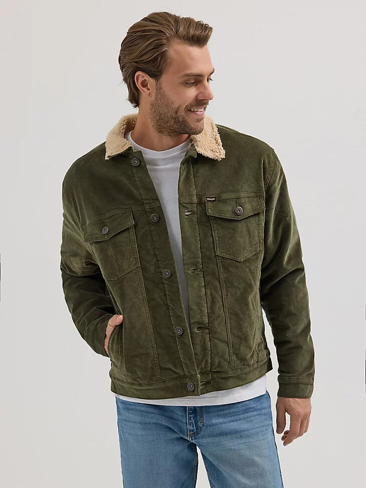 chaqueta estilo camionero de pana con forro de sherpa wrangler para hombre color oliva noche