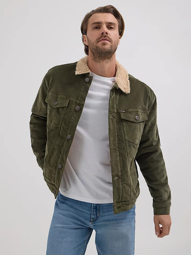 chaqueta estilo camionero de pana con forro de sherpa wrangler para hombre color oliva noche