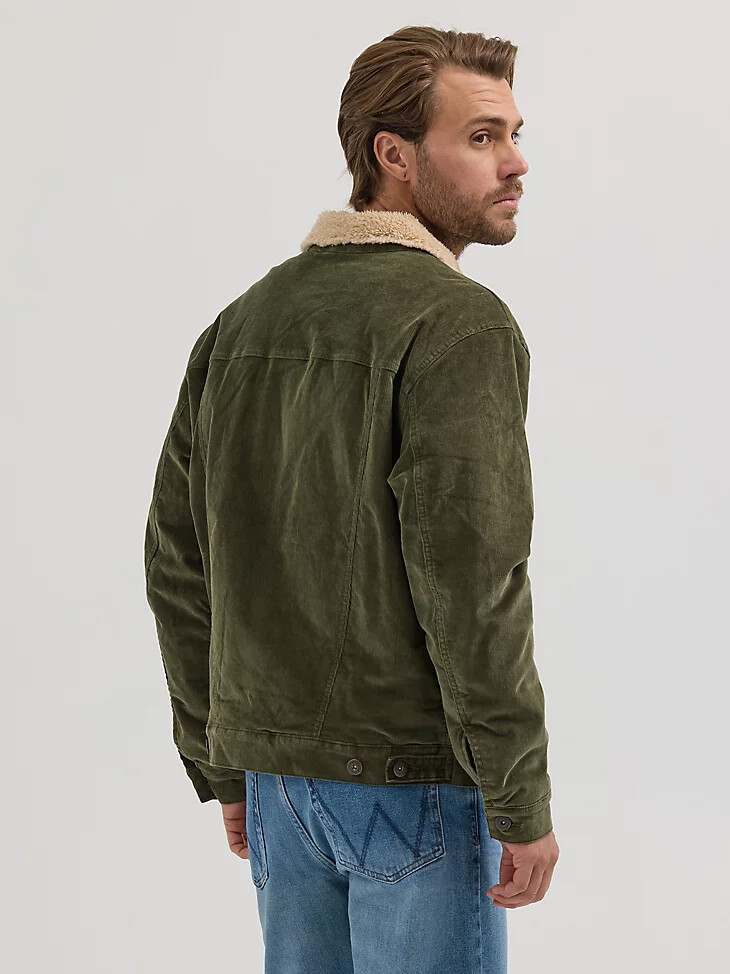 chaqueta estilo camionero de pana con forro de sherpa wrangler para hombre color oliva noche
