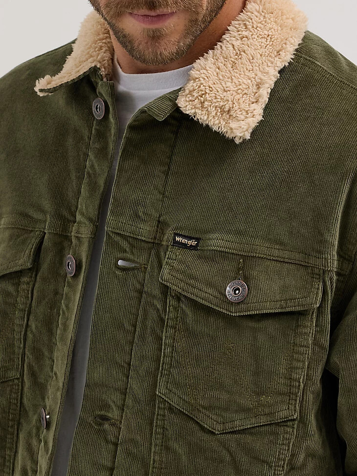 chaqueta estilo camionero de pana con forro de sherpa wrangler para hombre color oliva noche