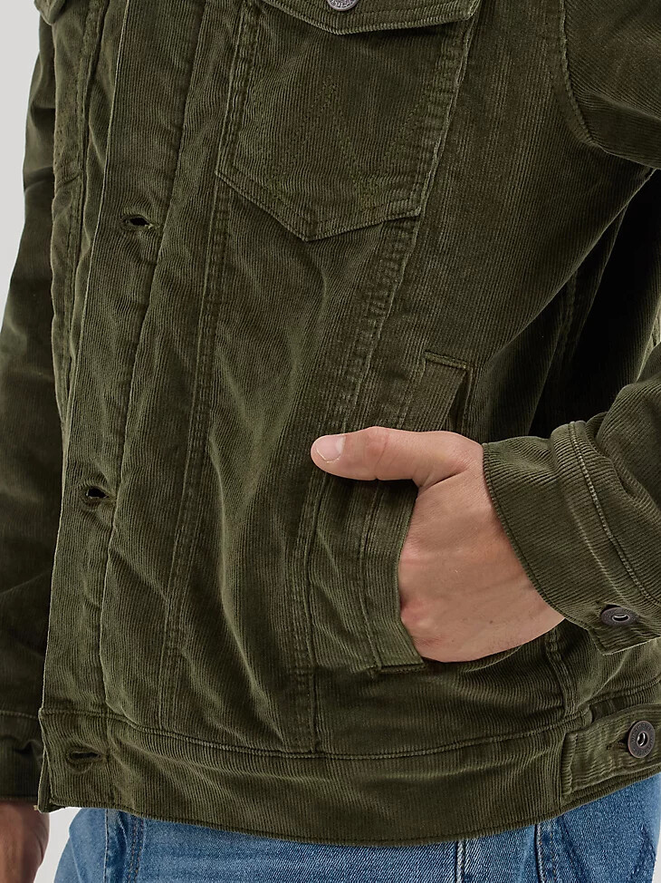 chaqueta estilo camionero de pana con forro de sherpa wrangler para hombre color oliva noche