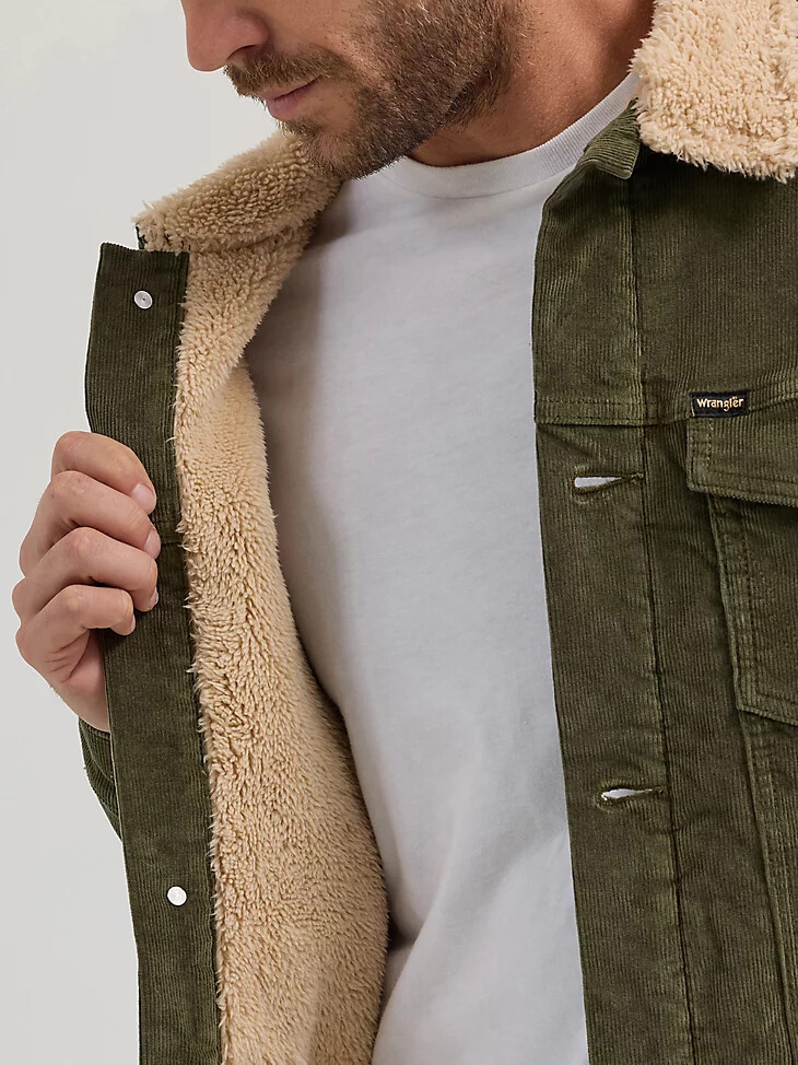 chaqueta estilo camionero de pana con forro de sherpa wrangler para hombre color oliva noche