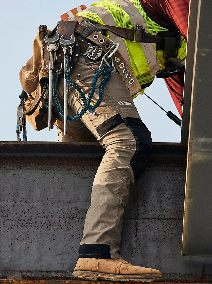 pantalón técnico de carpintero wrangler riggs workwear color caqui oscuro