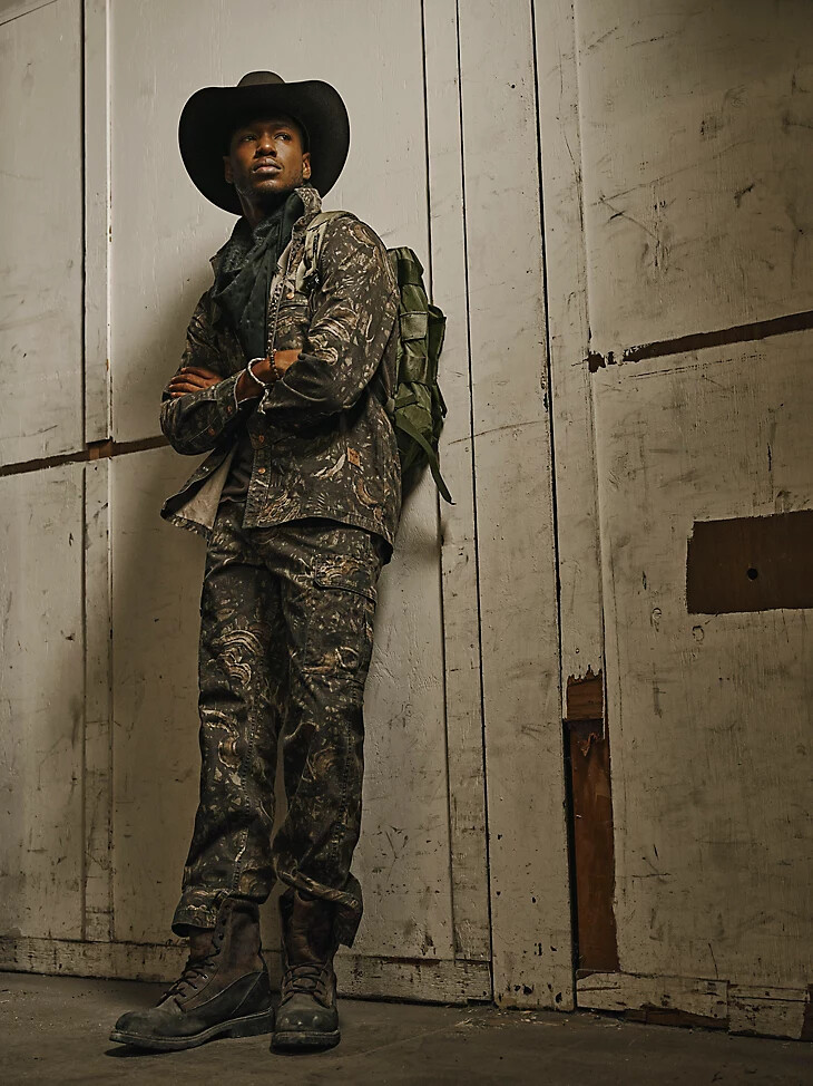 pantalón cordyceps camuflaje de wrangler x the last of us
