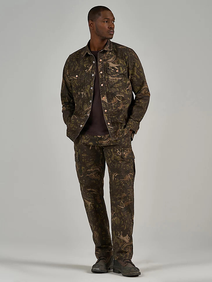 pantalón cordyceps camuflaje de wrangler x the last of us