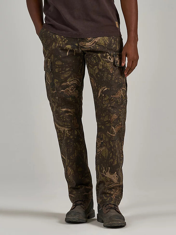 pantalón cordyceps camuflaje de wrangler x the last of us