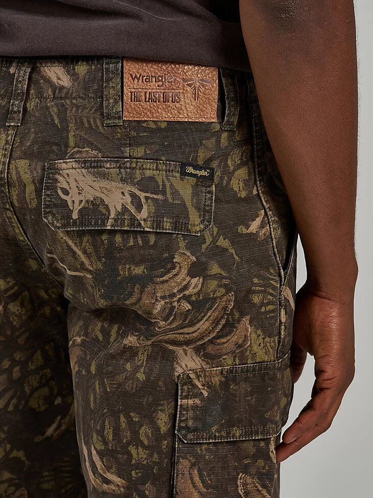 pantalón cordyceps camuflaje de wrangler x the last of us
