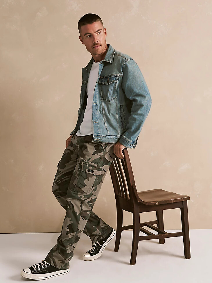 pantalón cargo flexible de corte relajado premium five star de wrangler para hombre color verde y marrón camuflaje