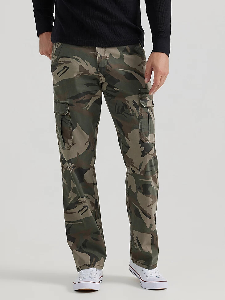 pantalón cargo flexible de corte relajado premium five star de wrangler para hombre color verde y marrón camuflaje