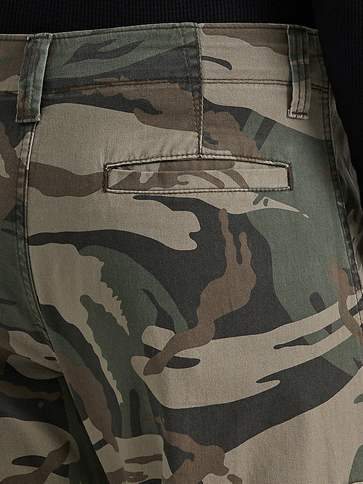 pantalón cargo flexible de corte relajado premium five star de wrangler para hombre color verde y marrón camuflaje