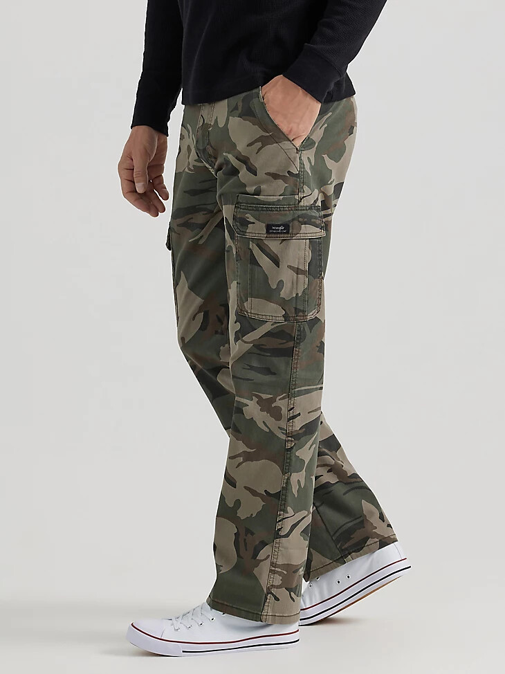 pantalón cargo flexible de corte relajado premium five star de wrangler para hombre color verde y marrón camuflaje