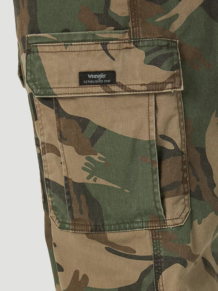 pantalón cargo flexible de corte relajado premium five star de wrangler para hombre color verde y marrón camuflaje