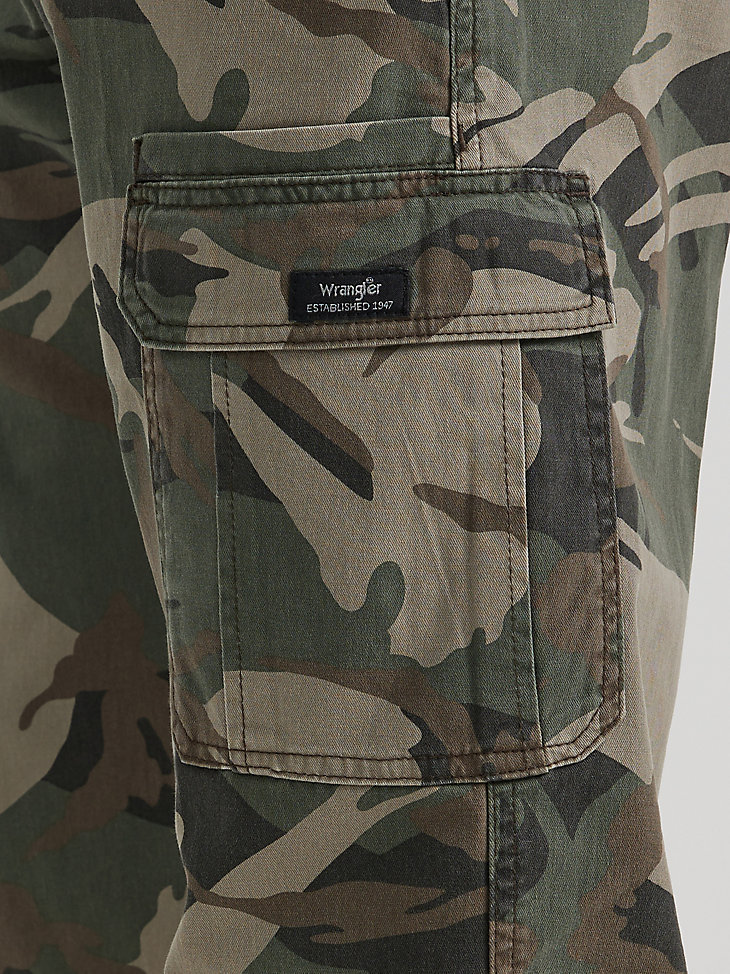pantalón cargo flexible de corte relajado premium five star de wrangler para hombre color verde y marrón camuflaje