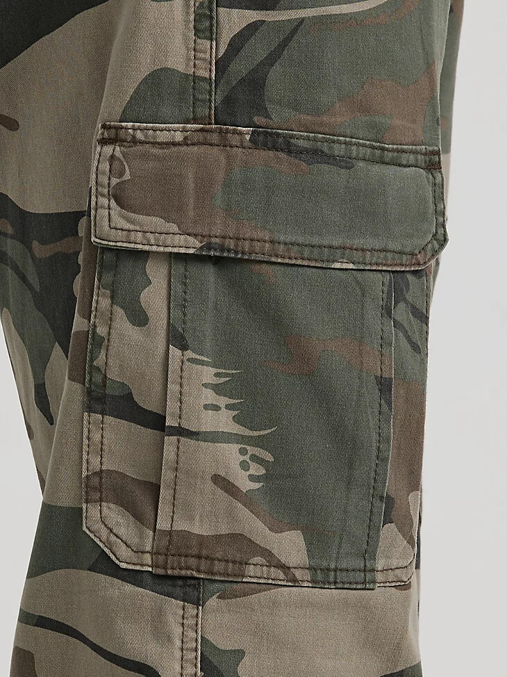 pantalón cargo flexible de corte relajado premium five star de wrangler para hombre color verde y marrón camuflaje