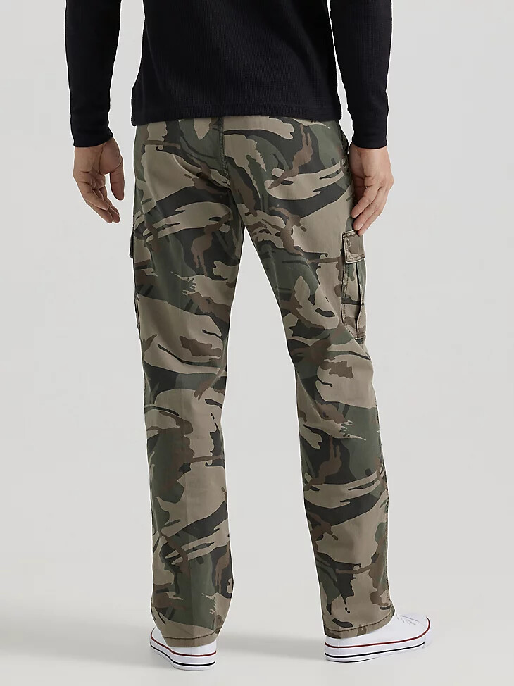 pantalón cargo flexible de corte relajado premium five star de wrangler para hombre color verde y marrón camuflaje