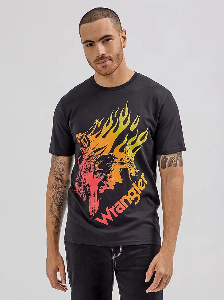 camiseta wrangler x hot wheels flaming bronco para hombre color negro