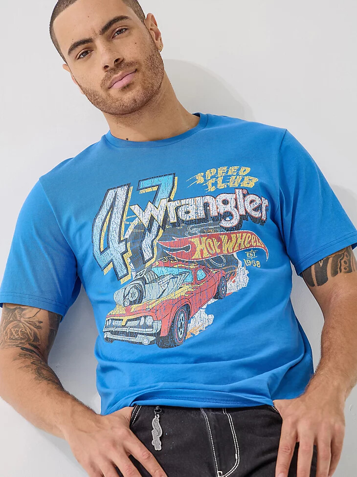 camiseta azul del speed club de wrangler x hot wheels para hombre