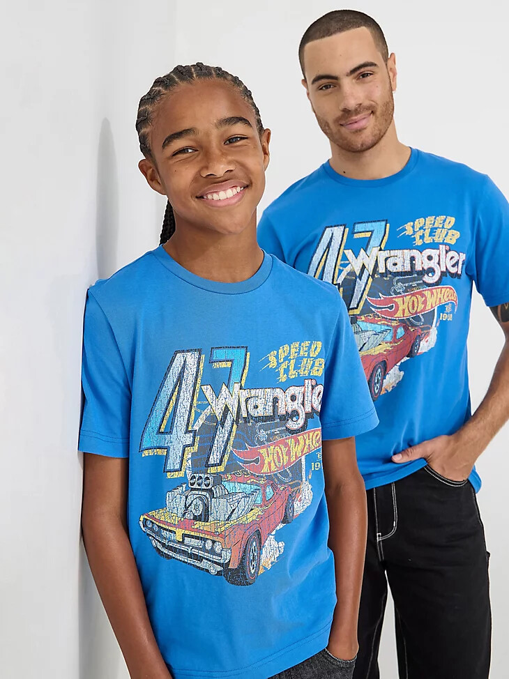 camiseta azul del speed club de wrangler x hot wheels para hombre