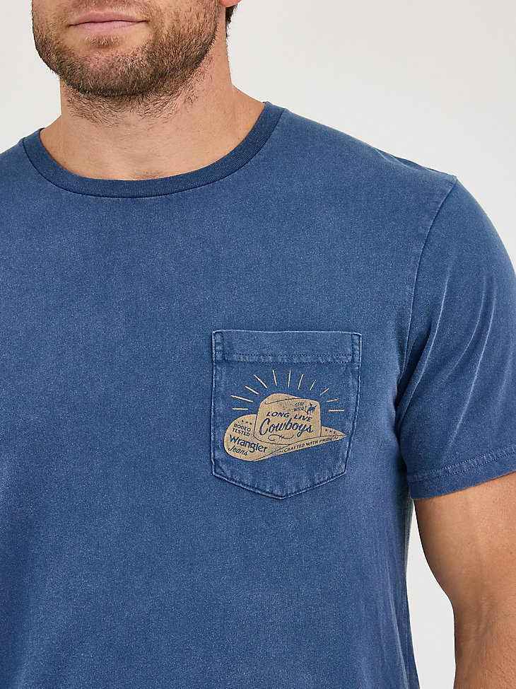 camiseta wrangler con bolsillo gráfico en la espalda para hombre color azul lavado