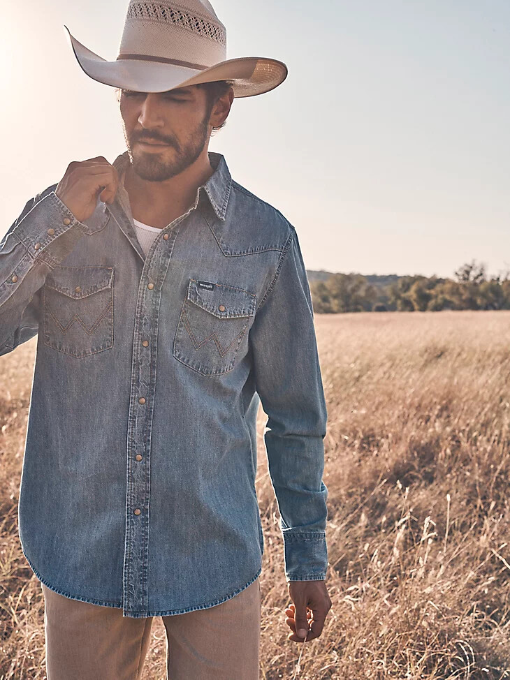 camisa vaquera clásica wrangler con broches de presión estilo western para hombre lavado claro