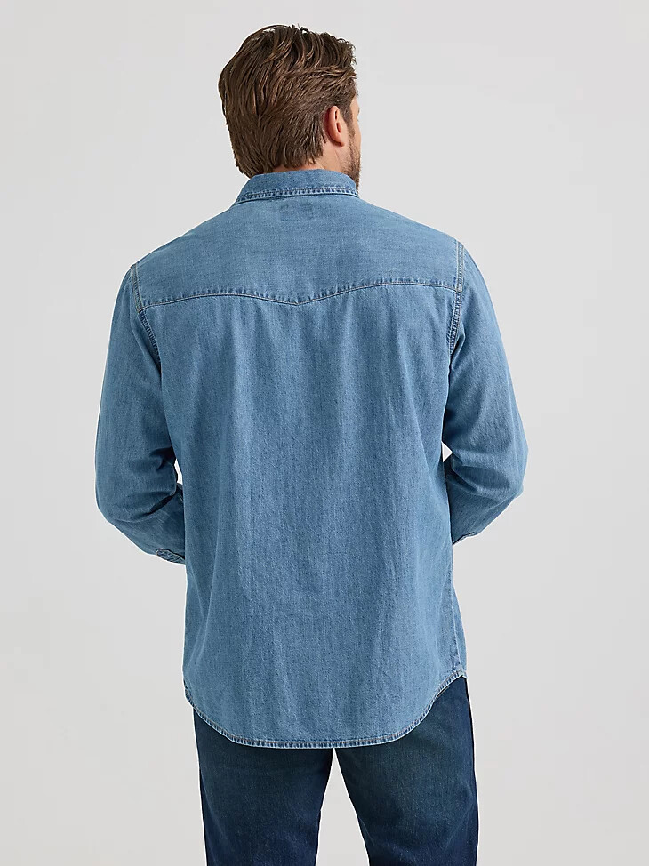 camisa vaquera clásica wrangler con broches de presión estilo western para hombre lavado claro