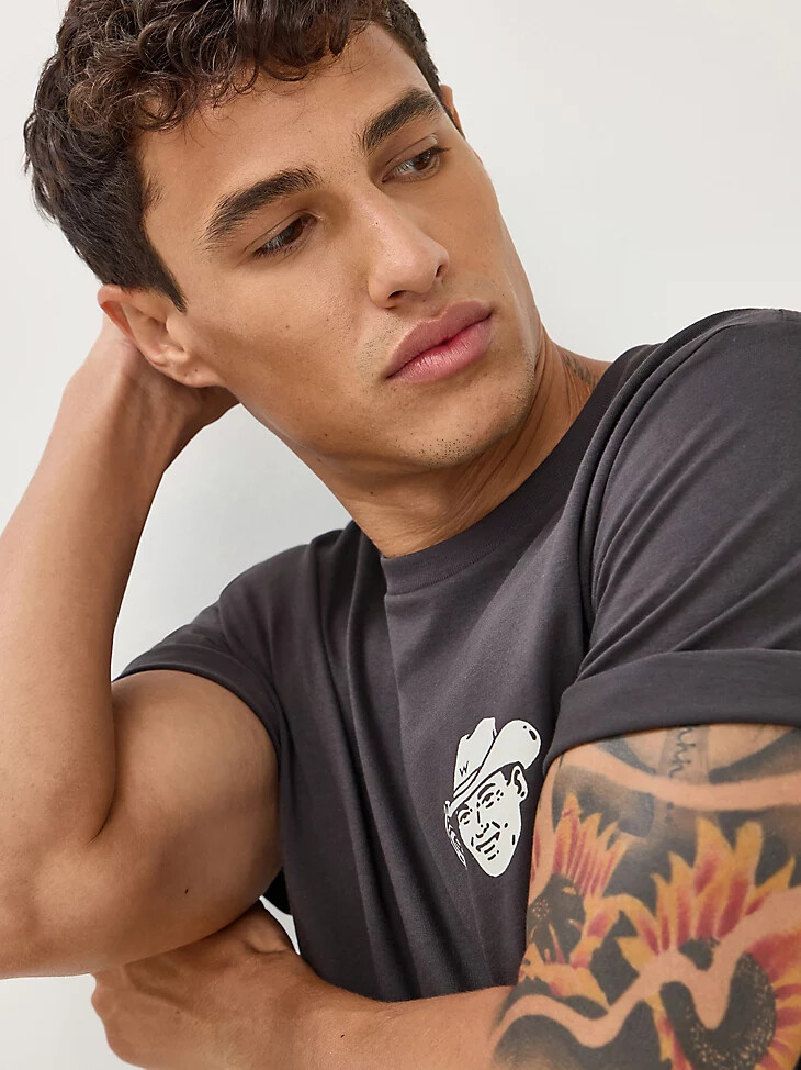 camiseta gráfica de vaquero para hombre color negro descolorido