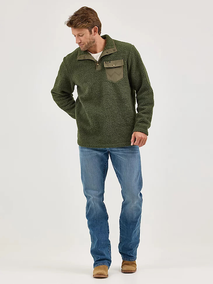 suéter sherpa con cierre a presión de un cuarto de wrangler para hombre color verde hoja