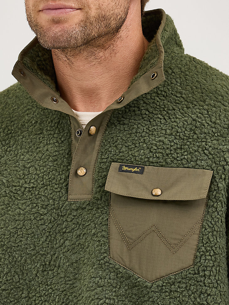 suéter sherpa con cierre a presión de un cuarto de wrangler para hombre color verde hoja