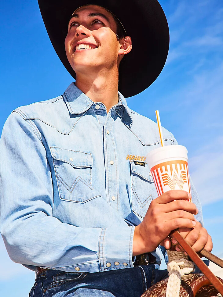 camisa vaquera wrangler x whataburger lavada al sol