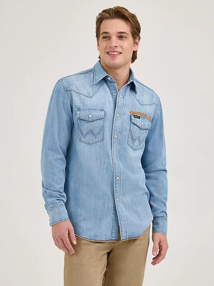 camisa vaquera wrangler x whataburger lavada al sol