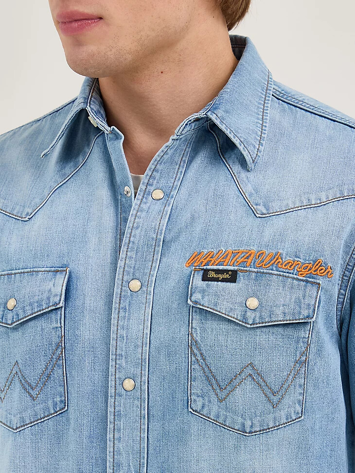 camisa vaquera wrangler x whataburger lavada al sol