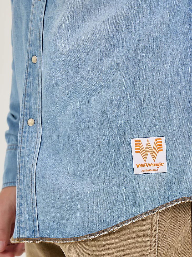 camisa vaquera wrangler x whataburger lavada al sol