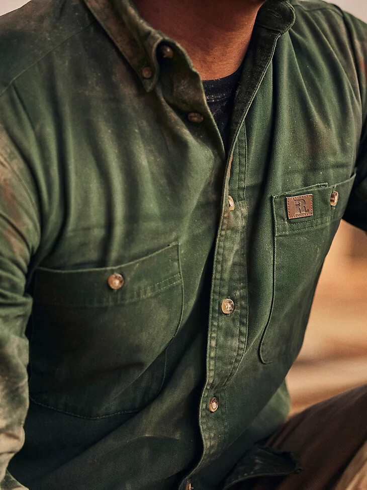camisa de trabajo de sarga lisa con botones y manga larga wrangler riggs workwear verde bosque