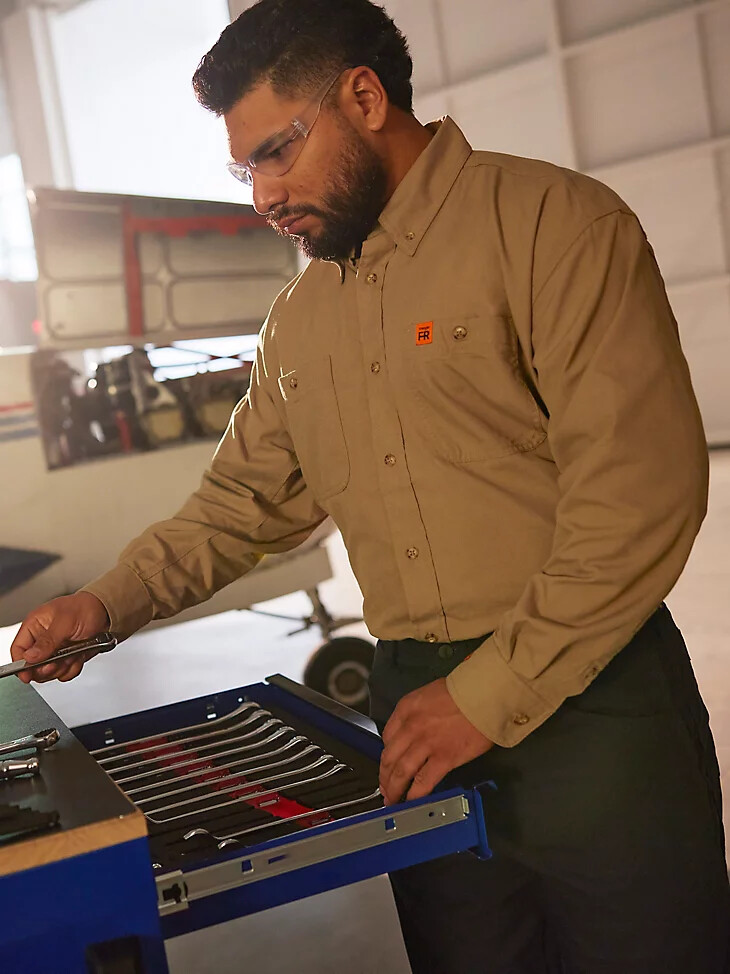 camisa de trabajo wrangler fr riggs twill lisa resistente a las llamas color caqui
