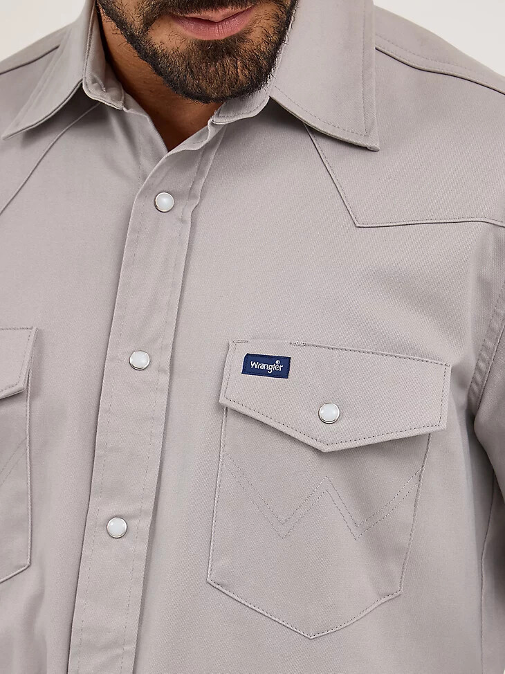 camisa vaquera de manga larga cuello abierto y corte vaquero de rendimiento premium y comodidad avanzada en color cemento