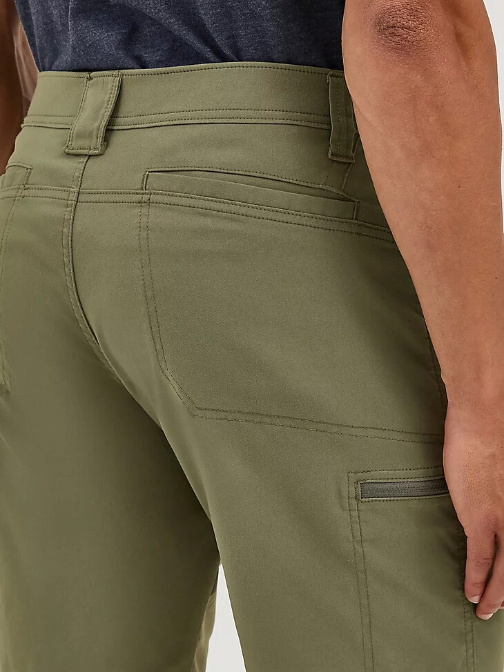 pantalón corto cargo todoterreno para hombre color oliva polvoriento