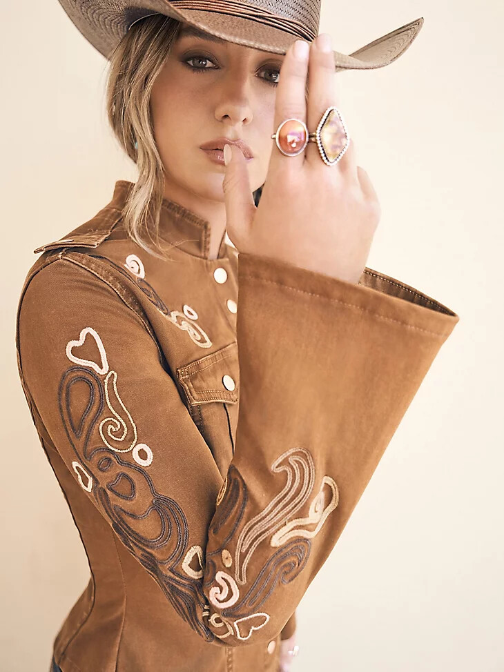 chaqueta utilitaria bordada wrangler x lainey wilson monks robe